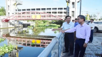 تشاو فان هوا يتفقد مشاريع مواجهة موجات الجفاف والملوحة في اللجنة الشعبية الإقليمية